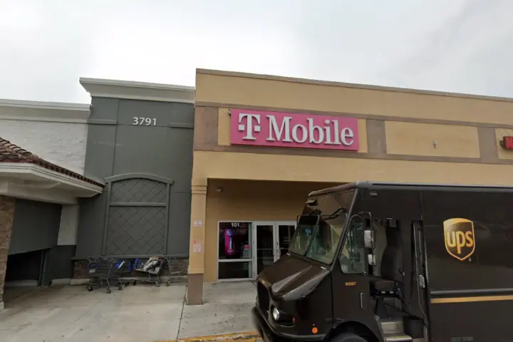 T-Mobile NW 167 St & NW 37th Ave