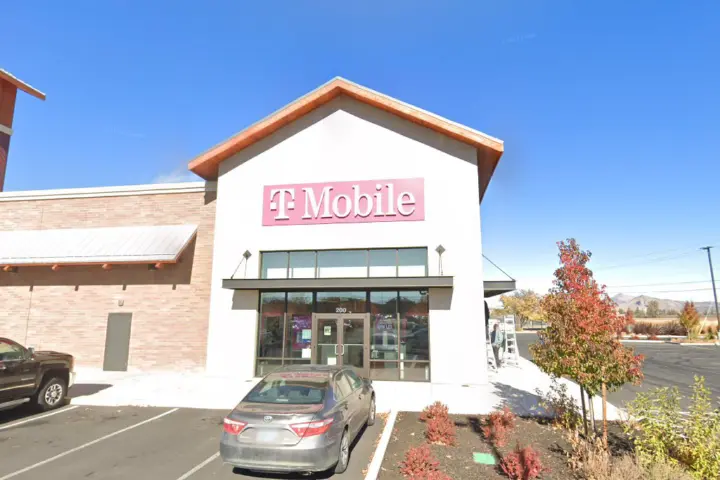 T-Mobile Oak Tree Ln & NW Canal Blvd