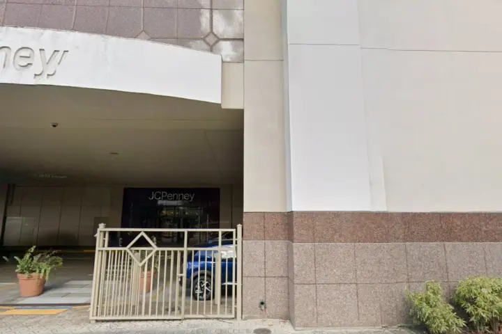 T-Mobile Plaza Las Americas 1