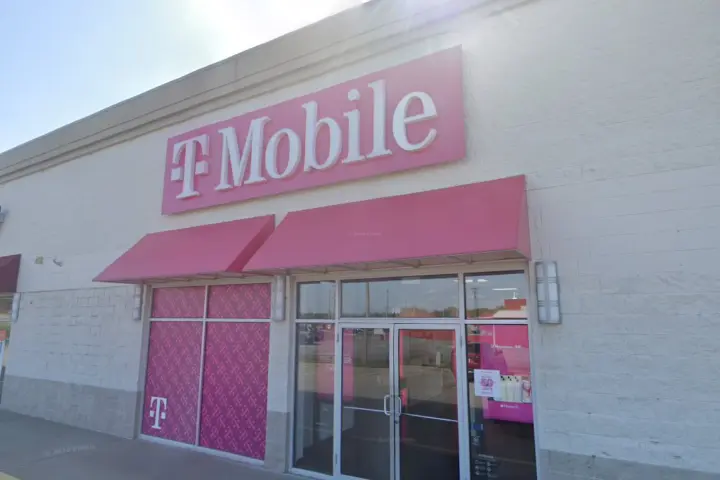 T-Mobile S Main St & W 23rd St