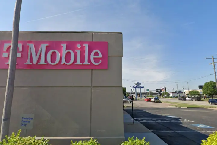 T-Mobile S West St & W Taft St