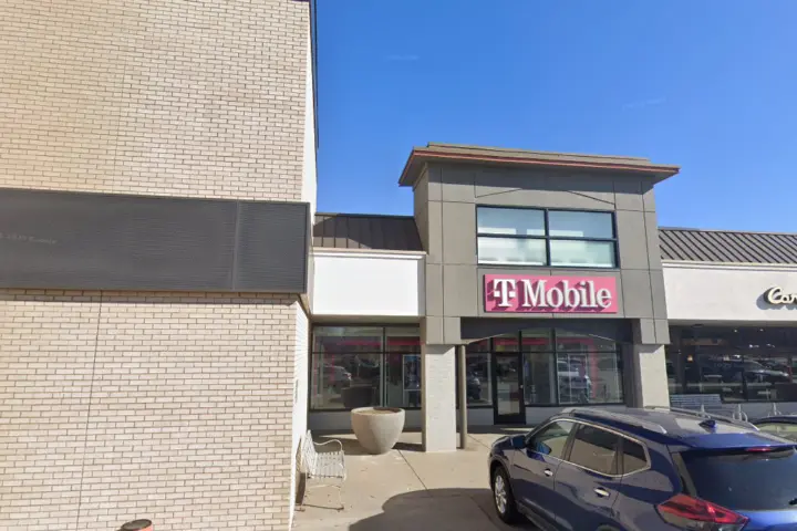 T-Mobile Shoppes at Knollwood