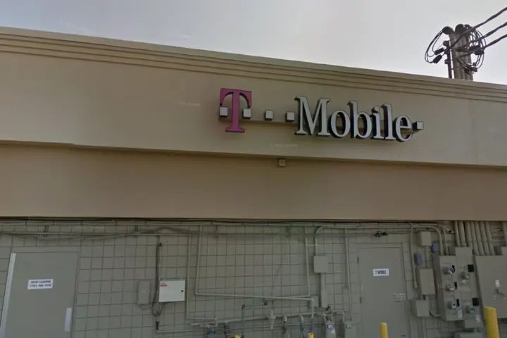 T-Mobile Transit Rd & Maple Rd