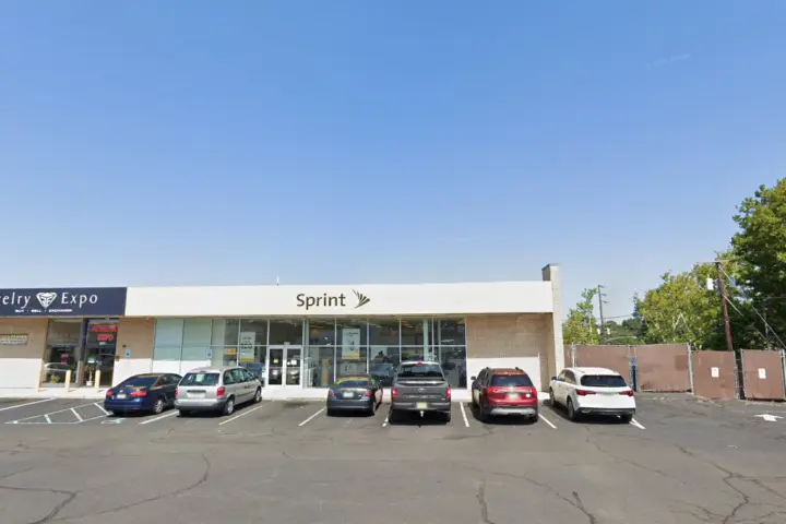 T-Mobile US Hwy 22 & W Chestnut