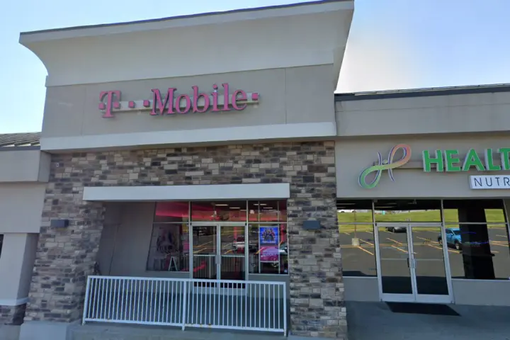 T-Mobile Versailles Rd & Walnut St