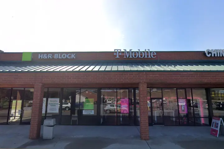 T-Mobile W 3rd St & Pembroke Pointe Ln