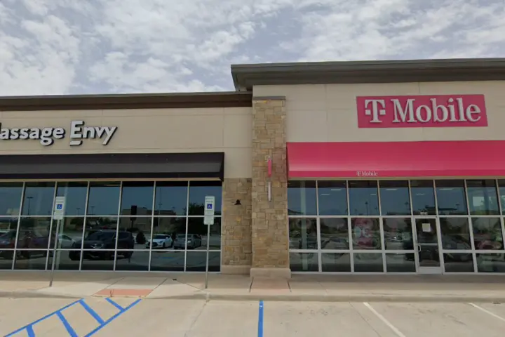T-Mobile W University Dr & Twn Ctr Trl