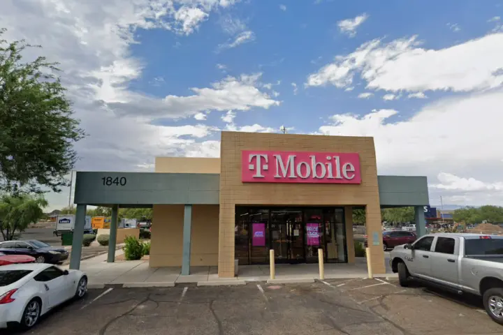 T-Mobile W Valencia Rd & S Oak Tree Dr