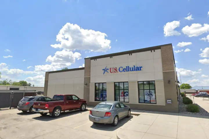 UScellular & T-Mobile 5th Ave S & S 29th St