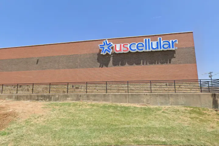 UScellular & T-Mobile E 101st St & Memorial Dr