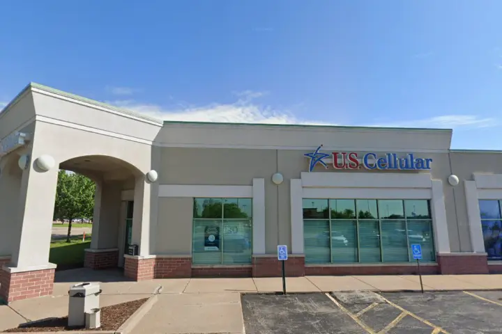 UScellular & T-Mobile E 53rd St & Elmore Cir