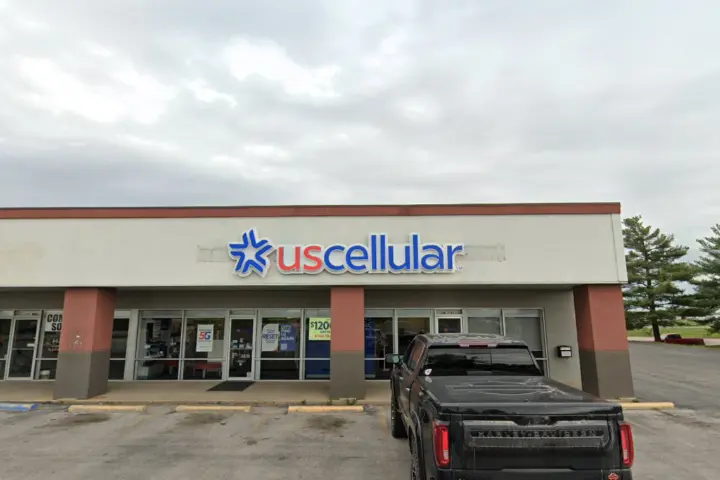 UScellular & T-Mobile E Outer Rd & E Hwy 24
