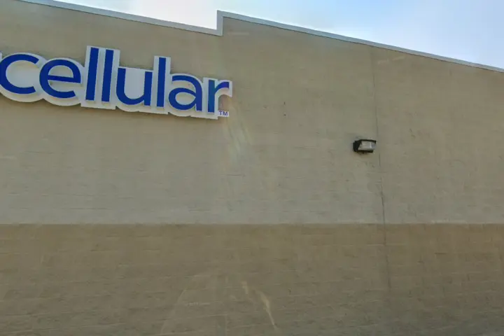 UScellular & T-Mobile Main St & N Park Dr