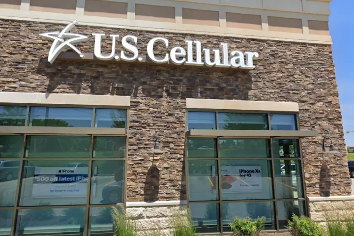 UScellular & T-Mobile S Green Bay Rd & Durand Ave