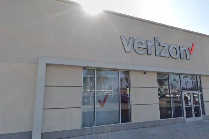Bakersfield Valley Plaza (Verizon)