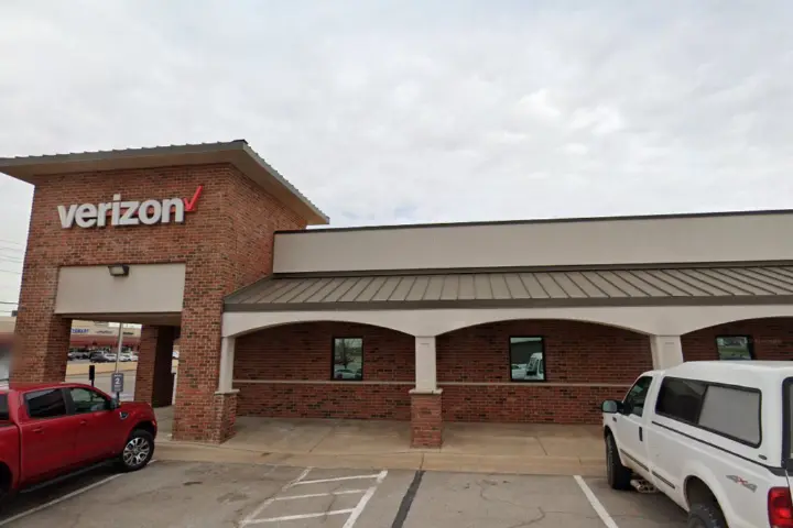 Quail Springs (Verizon) storefront