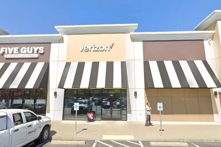 Southcenter Square (Verizon)