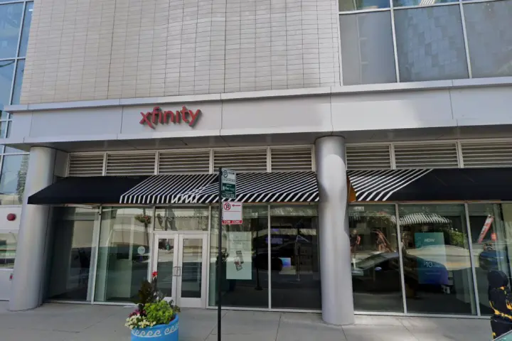 Xfinity – 30 S Halsted St